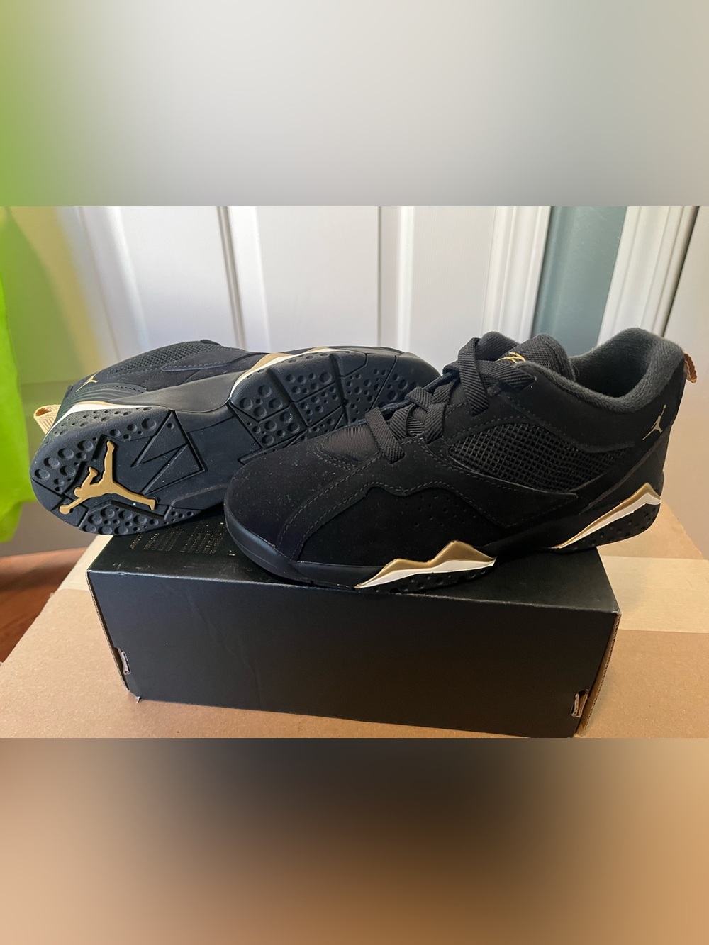 Jordan Boys' Low-Top Sneakers black/gold